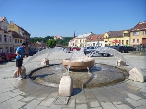 náměstí v Kunštátě s kašnou a zámkem v povzdálí